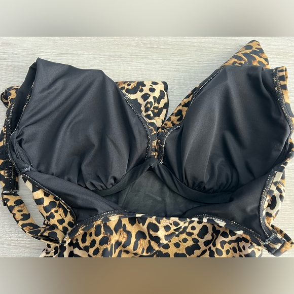 DKNY Women's Animal Print Ruffle Neck One-Piece Swimsuit Size Medium - Picture 8 of 9